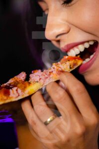 Mordendo Pedaço de Pizza - Portfólio Salt Agência de Marketing Gastronômico