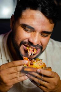 Mordendo Pedaço de Pizza - Portfólio Salt Agência de Marketing Gastronômico