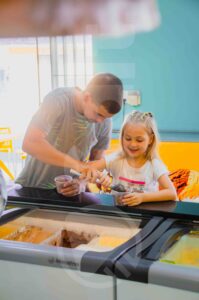 Família Feliz Tomando Sorvete - Portfólio Salt Agência de Marketing Gastronômico