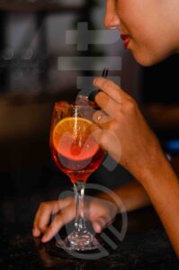 Drink Gourmet - Mulher Bebendo Drink Gourmet - Foto de Bolo no Pote - Portfólio Salt Agência de Marketing Gastronômico
