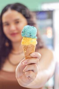 Mulher feliz segurando casquinha de sorvete - Decoração de deDrinks - Portfólio Salt Agência de Marketing Gastronômico
